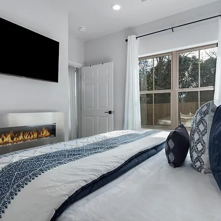Eagle Street Retreat, Privacy Fence With Hot Tub! Villa